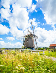 Unesco Weltkulturerbe Windm&uuml;hle Panorama Landschaft in Dorf Kinderdijk Niederlande Holland. Natur Windkraft Architektur Fluss M&uuml;hle. landscape in Netherlands, Europe. Windmills village tourist nature 