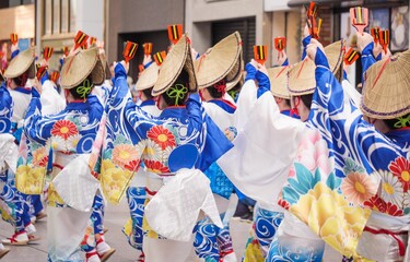 四国、高知県のよさこい祭りのパレード