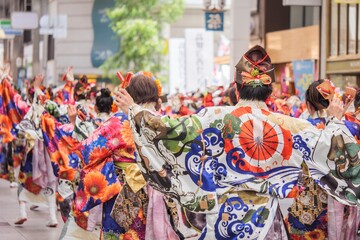 Obraz premium 四国、高知県のよさこい祭りのパレード