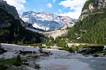 Naklejka na ściany i meble Auf dem Weg zwischen Pederü und der Faneshütte im Fanes Nationalpark in den Dolomiten