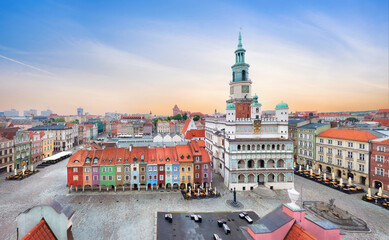 Poznan, Poland. Aerial view of Rynek (Market) square with small colorful houses and old Town Hall - obrazy, fototapety, plakaty