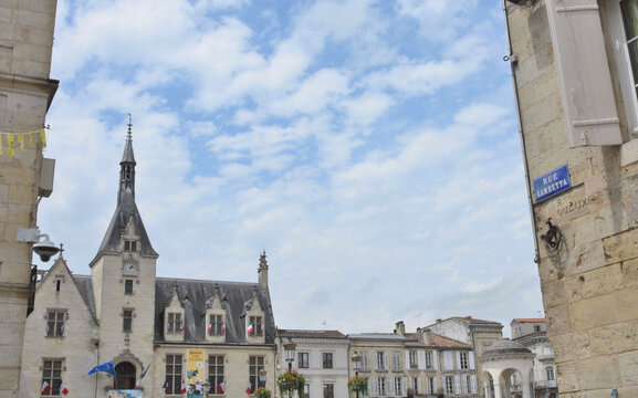 Place Abel Surchamp et Mairie de Libourne, Gironde, France