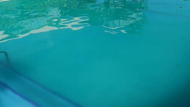 Albercas, para nadar con agua cristalina y azul, con chapoteadero y toboganes
