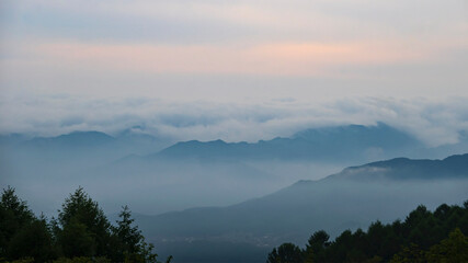 Fototapeta na wymiar ”八千穂高原”から見る雲海の山と朝焼けの空／長野県