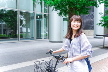 Fototapeta na wymiar 自転車を押す女性