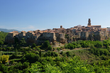 Fototapeta na wymiar Panorama di un antico borgo costruito su tufo - Pitigliano - Toscana - Itala