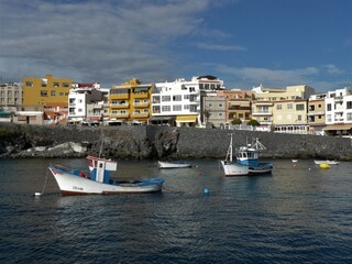 Panorama mit Häusern, Meer und Fischerbooten in Los Abrigos / Teneriffa