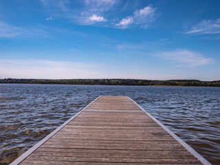 Fototapeta premium Bootssteg an einem See an der Mecklenburgische Seenplatte