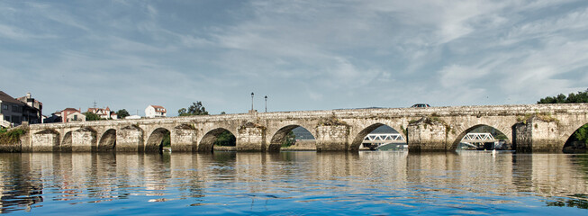 Panorámica del puente medieval de origen romano sobre el río Verdugo en la villa de Ponte...