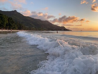 Vague d'une plage de rêve devant un couché de soleil