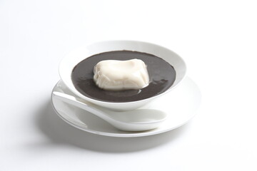 chef cook thick black sesame sweet soup with soya milk pudding jelly in white bowl Chinese traditional dessert menu