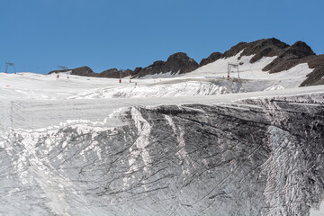 Les deux Alpes snowsports resort with year-round snow covering and skiable glacier at 3600 m altitude in summer - obrazy, fototapety, plakaty