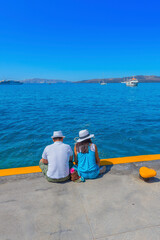 Fototapeta na wymiar Greece Santorini island, tourists enjoing the sea