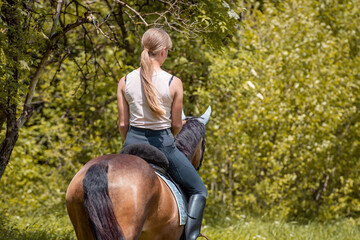 Mädchen mit Pferd/Pony in der Natur