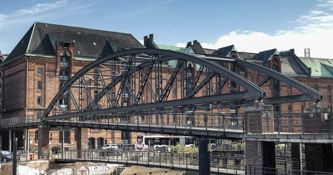 timelapse / zeitraffer fu&szlig;g&auml;ngerbr&uuml;cke hamburg Speicherstadt mit blauem himmel und wolken