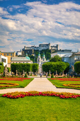 Obraz premium Beautiful view of famous Mirabell Gardens with the old historic Fortress Hohensalzburg in the background in Salzburg, Austria. Famous Mirabell Gardens with historic Fortress in Salzburg, Austria.
