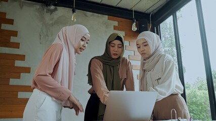 Naklejka premium Young muslim workers female use laptop in meeting room
