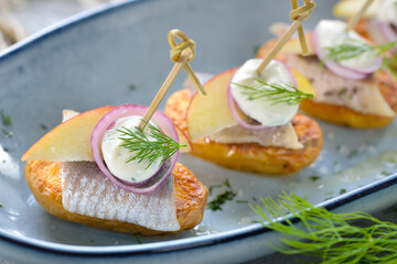 Gebackene Minikartoffeln  mit Matjesfiletstücken, Apfelscheiben und Dillquark   - Baked small  potatoes topped with herring fillets, apple slices and dill sour cream
