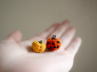 手のひらにのせたハロウィンかぼちゃのミニ編みぐるみ