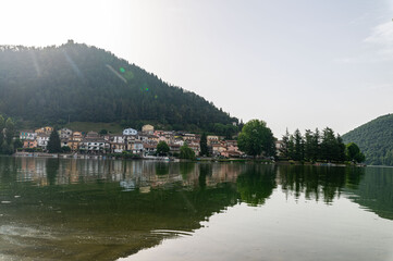 Fototapeta na wymiar panorama of the village of piediluco and the lake