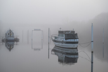 Hafen im Nebel