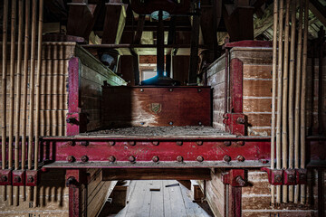 Alte Mühle mit Maschinen und Räumen