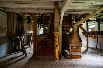 Alte Mühle mit Maschinen und Räumen