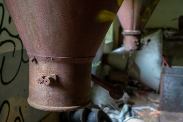 Alte Mühle mit Maschinen und Räumen