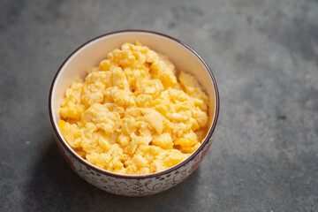 Scrambled eggs in bowl