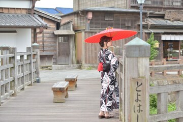 小江戸佐原の町並みと和傘を持つ浴衣姿の女性