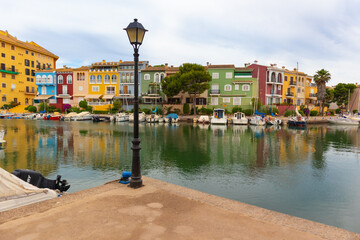 Canal de agua con casas de colores y un faro  negro
