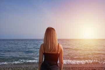 Fototapeta na wymiar woman looking at the horizon in the sea.