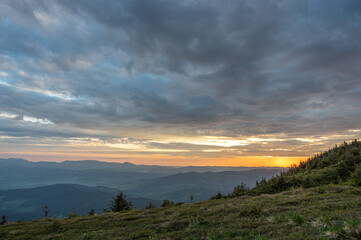 Obraz premium Beautiful sunrise in the Ukrainian carpathians. Morning landscape