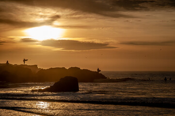 Naklejka na ściany i meble surfer cilhouette at sunset