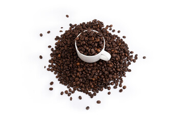 Obraz na płótnie Canvas Coffee mug fulled of coffee beans isolated