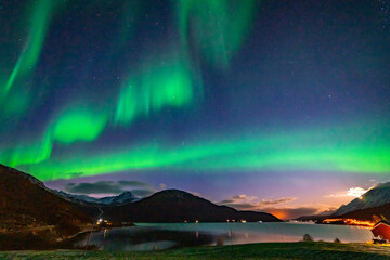 wundervolle Nordlichter in Troms in den Lyngenalps. begeisterndes Lichtspiel am nächtlichen...