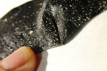 黒い毛穴パックを利用して取れた大量の角栓と汚い皮脂の塊と汚れ