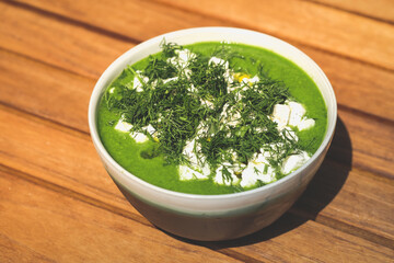 Kalte grüne Suppe für heiße Sommertage