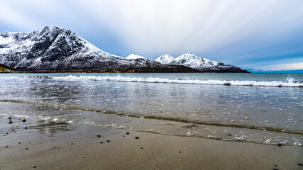 Berge und Fjord in den Lyngenalps in Troms, in der Nähe von Tromsö, Norwegen. interessante Lichtstimmung, erster Schnee im Herbst. Abend am Meer. Kontrastreich  