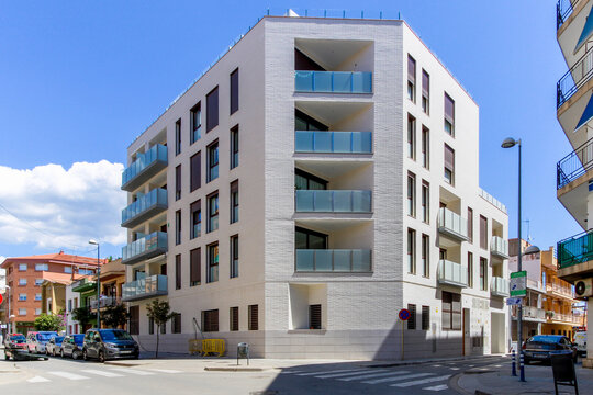 Fachada de edificio de obra nueva reci&eacute;n acabada de construir