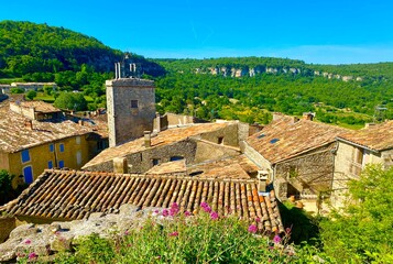 view of the village of Saignon in Luberon - obrazy, fototapety, plakaty