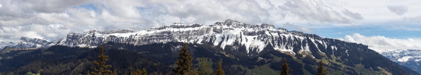 Fototapeta na wymiar Panoramic view of sigriswil mountain ridge covered in snow