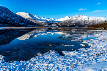 Berge und Fjord in den Lyngenalps in Troms, in der Nähe von Tromsö, Norwegen. interessante...