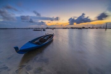 Naklejka premium sunset over the river