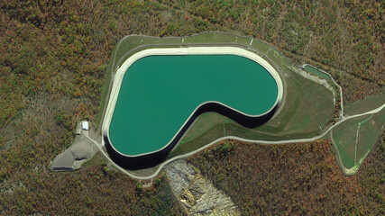 Taum Sauk pumped storage hydropower plant, upper reservoir, looking down aerial view from above, bird’s eye view Taum Sauk Hydroelectric Power Station - St. Francois Mountains, Missouri, USA
