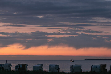Strandkörbe am Ostseestrand in Strande am Morgen.