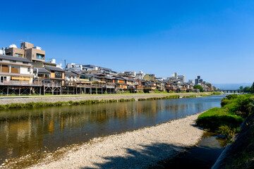 Fototapeta premium 京都市 鴨川と四条の街並み