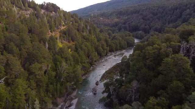 R&iacute;o y Monta&ntilde;as - Cordillera de los Andes - Patagonia Argentina