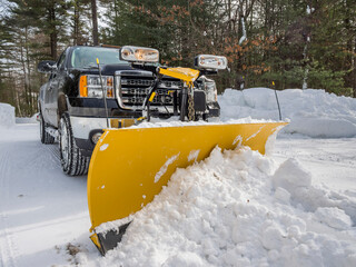 Pickup truck plowing snow off driveway - obrazy, fototapety, plakaty