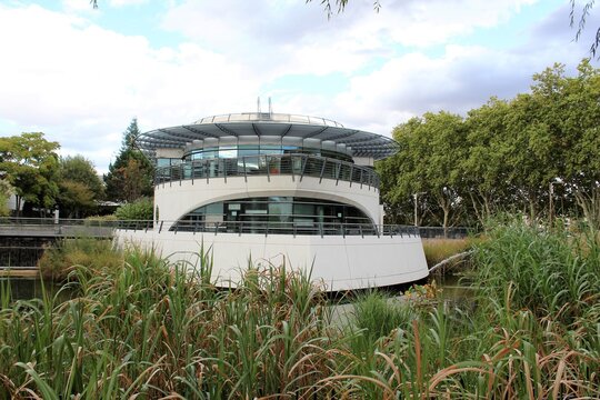 Immeuble de bureaux moderne, vu de l'ext&eacute;rieur, dans la quartier Vaise Rochecardon, dans le 9&egrave;me arrondissement, ville de Lyon, d&eacute;partement du Rhone, France